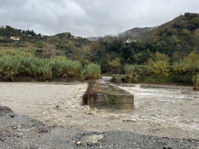 Serra Riccò: vanno a giocare a calcio, il torrente porta via il guado e le auto restano sull'altra sponda