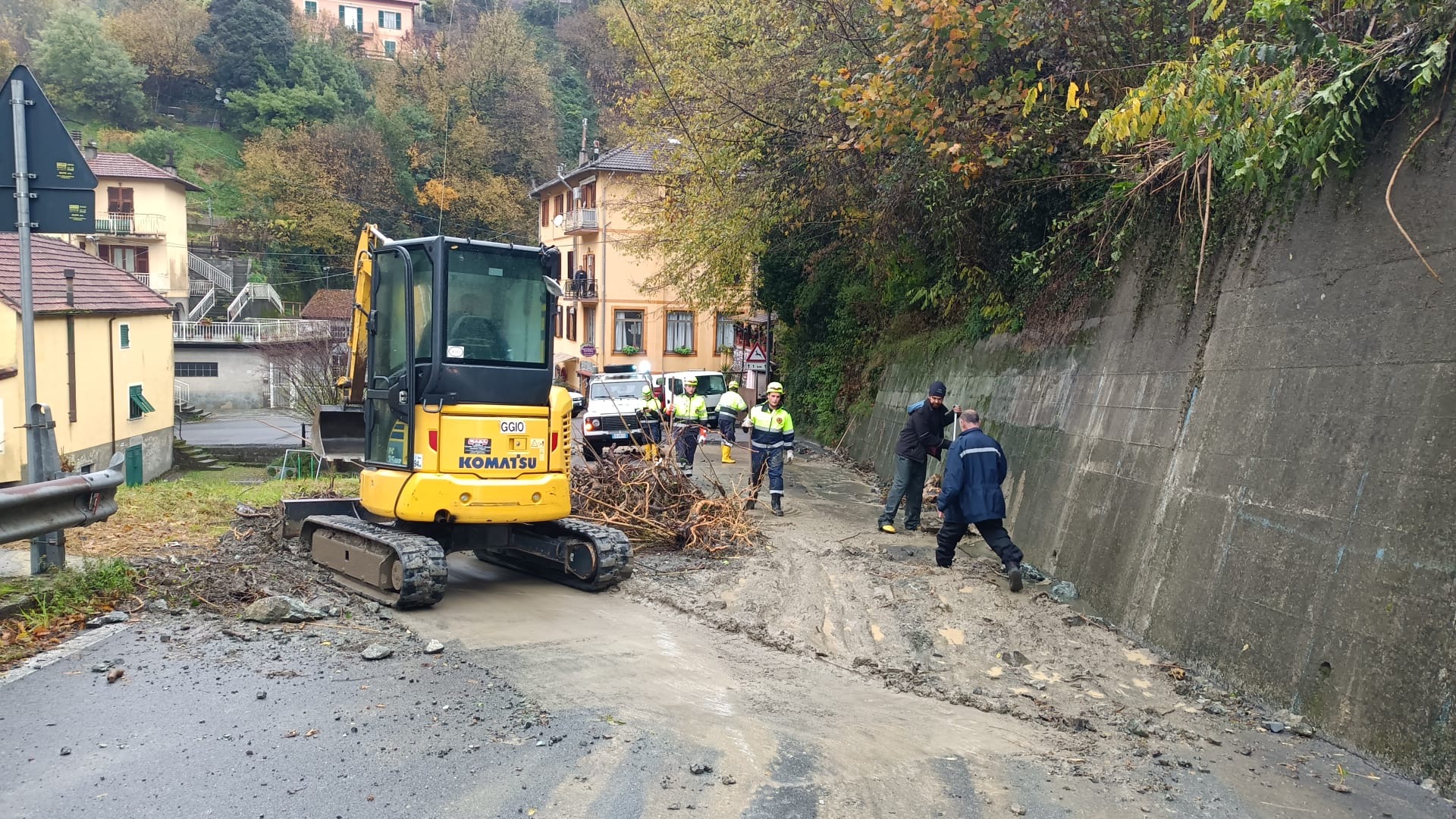 Ceranesi: chiusa la strada Lencisa - San Carlo, a Geo un rio sfonda box e abitazione