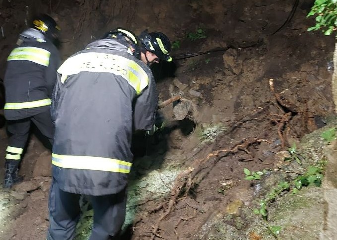 Genova fa il bilancio dell’allerta arancione: decine di interventi dei pompieri, strade chiuse per frane e crolli