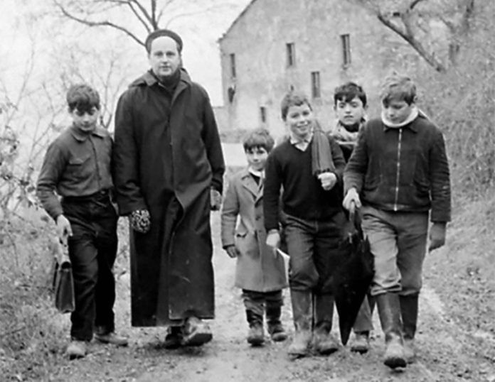 Loano, in sala consiliare la conferenza “Lezioni odierne di un antico maestro: Don Milani e la nostra comunità”