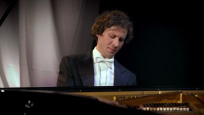 Rafal Blechacz, vincitore del Concorso Chopin 2025, incanta il Carlo Felice con un viaggio sulla tastiera da Beethoven a Schubert