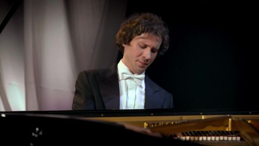 Rafal Blechacz, vincitore del Concorso Chopin 2025, incanta il Carlo Felice con un viaggio sulla tastiera da Beethoven a Schubert