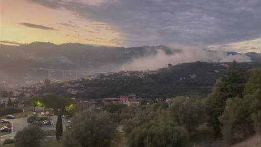 Imperia: fiamme sulle alture nei pressi dell'autostrada