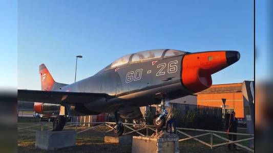 Piaggio Aero: il Fiat G-91T restaurato diventa il nuovo simbolo dello scalo di Villanova