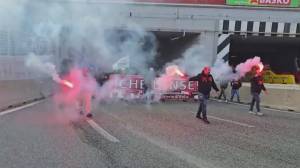 Ex Ilva, fabbrica occupata e lavoratori in corteo: protesta contro la chiusura degli stabilimenti del Nord, mille posti a rischio