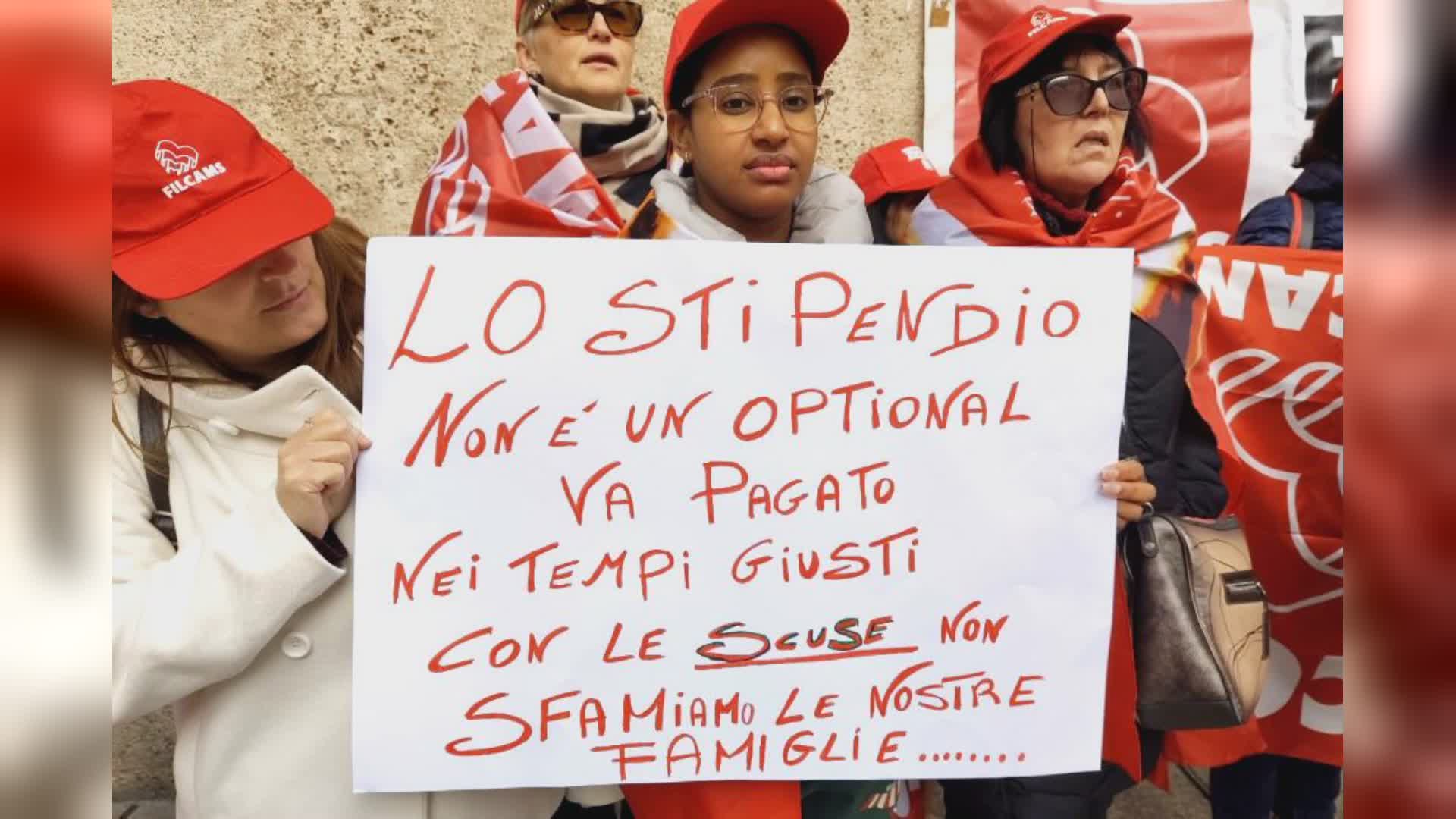 Venti addette alle pulizie licenziate dopo lo sciopero: presidio in Prefettura