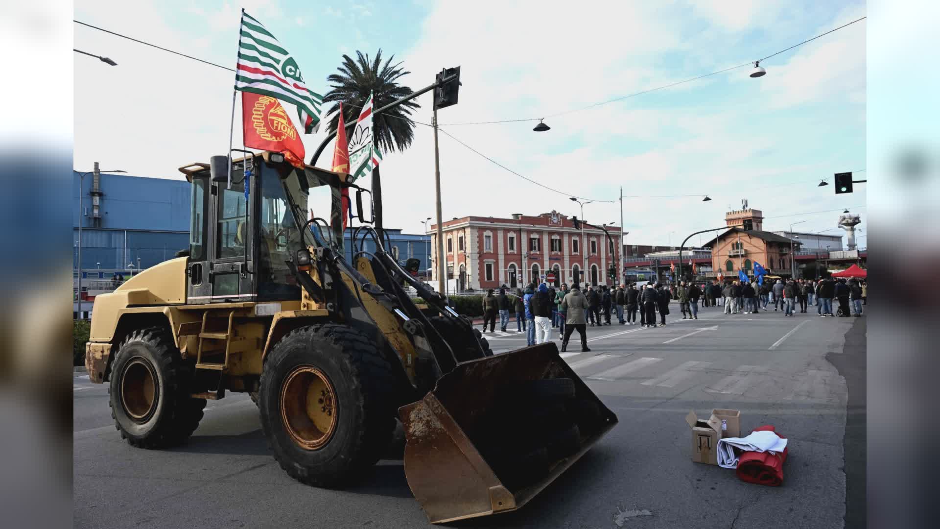 Ex Ilva, protesta operai a oltranza: traffico in tilt. code fino a 11 km in autostrada