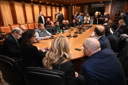 Ex Ilva, il decreto non ferma la rivolta: Taranto occupa la fabbrica e i sindacati chiamano la Meloni