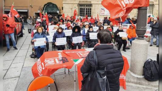Genova, flash mob Spi Cgil davanti alla prefettura