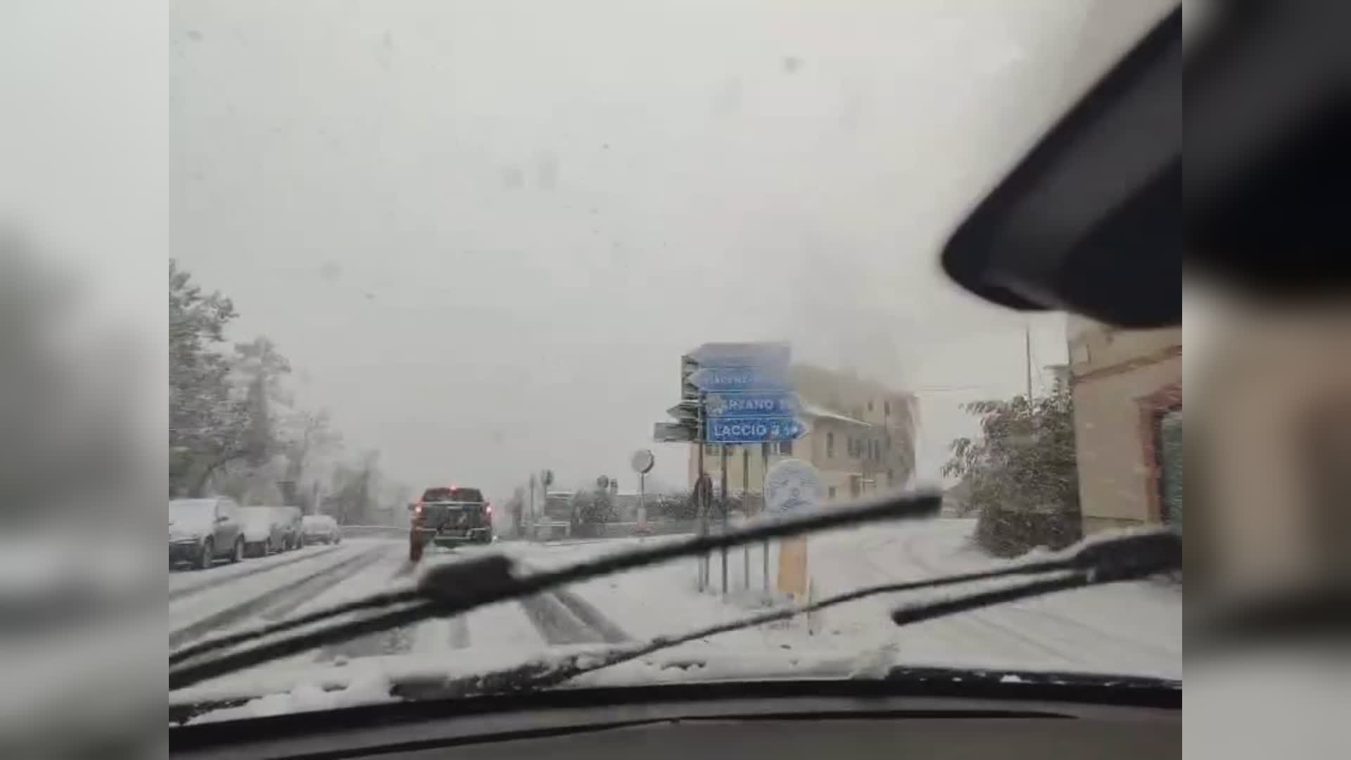 Liguria: allerta neve a Ponente,  entroterra genovese imbiancato, fiocchi anche a Sanremo