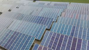 Rinnovabili, ecco dove si potranno installare gli impianti: dalle cave ai parcheggi, fino alle aree industriali