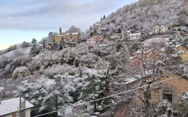 Liguria imbiancata nell'entroterra, un sabato di freddo invernale