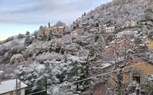 Liguria imbiancata nell'entroterra, un sabato di freddo invernale