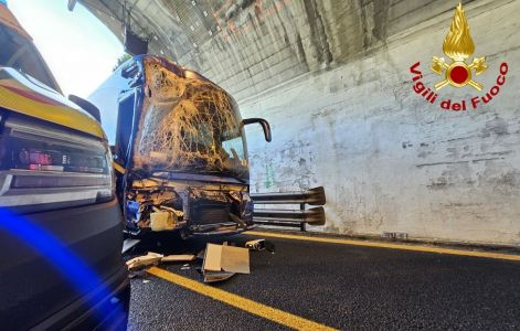 Tamponamento in galleria sulla A10, grave una donna. Autostrada riaperta verso Savona