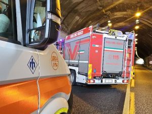Rapallo, scontro in A12, auto si ribalta: traffico bloccato e diversi feriti, tra cui un bambino