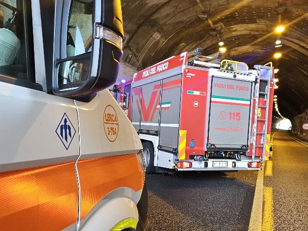 Rapallo, scontro in A12, auto si ribalta: traffico bloccato e diversi feriti, tra cui un bambino
