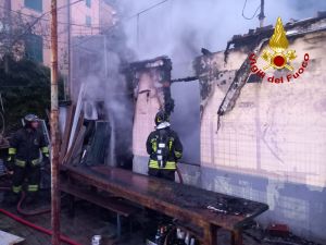Genova, incendio distrugge il circolo ricreativo di via Berghini