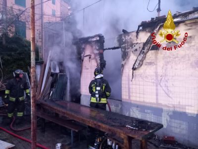 Genova, incendio distrugge il circolo ricreativo di via Berghini