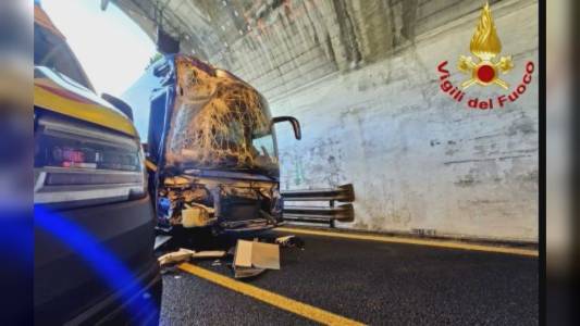 Tamponamento in A10, morta al San Martino la donna a bordo del pullman turistico