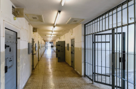 Detenuti con i telefonini in cella, perquisiti anche i penitenziari di Chiavari e La Spezia