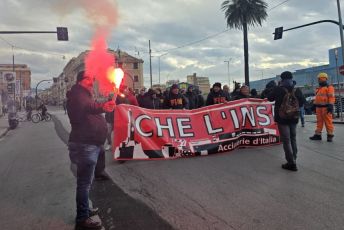 Ex Ilva: lavoratori in assemblea e poi in corteo, presidio alla stazione di Cornigliano. "Qui finché non ci saranno novità"