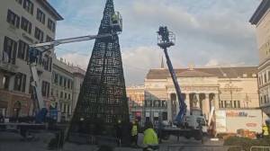 Genova accende il Natale: a De Ferrari arriva l’albero “green” alto 15 metri, realizzato interamente con materiale riciclato