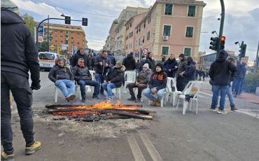 Ex Ilva, proseguono blocchi e presidio. Riaperta la strada Guido Rossa. Giovedì sciopero metalmeccanici