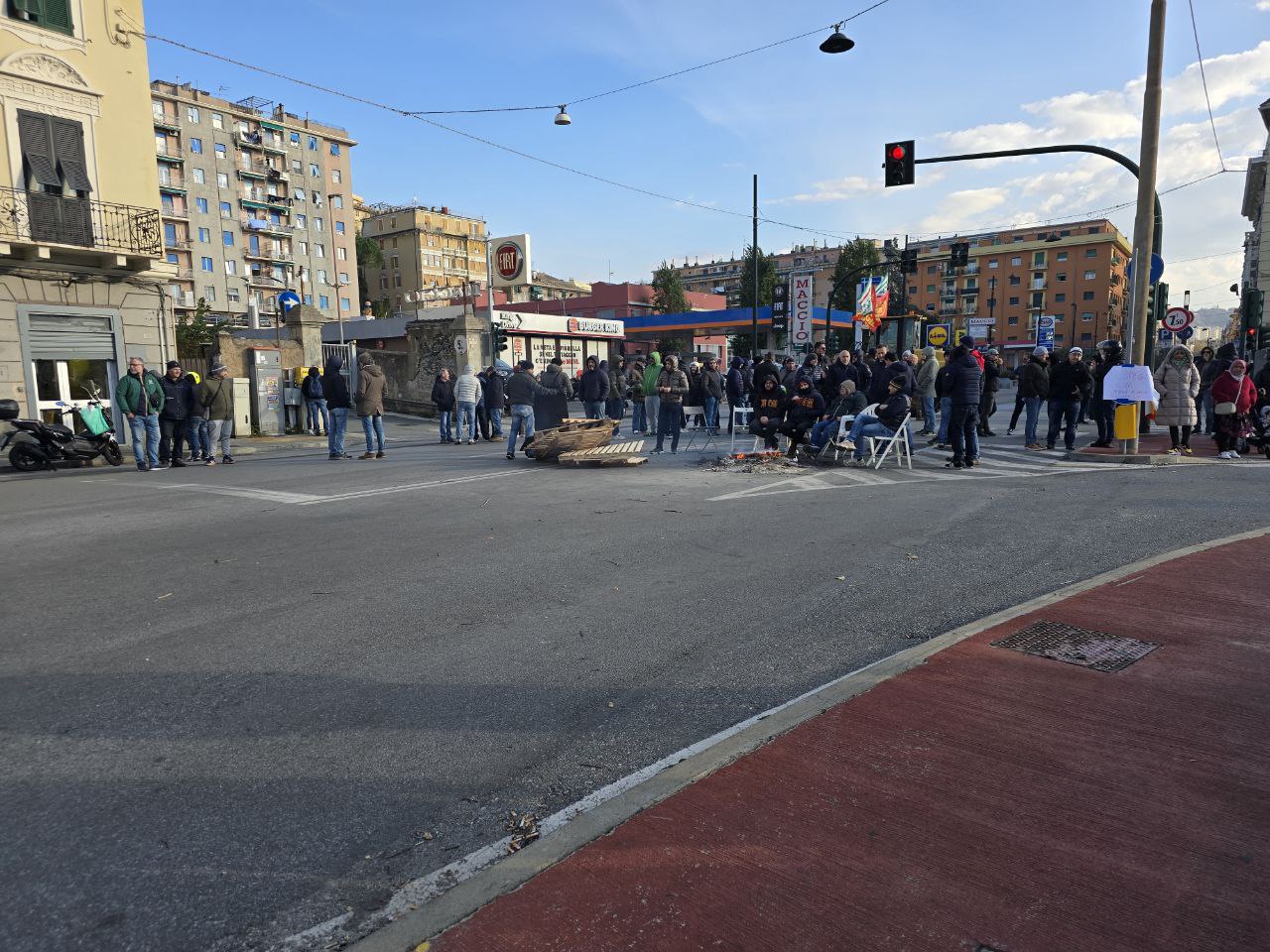 Ex Ilva, cittadini di Cornigliano esasperati dai cortei: "Chiediamo al Prefetto di intervenire. Domani alle 16 tutti in piazza Massena"