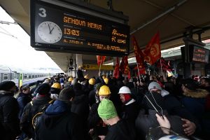 Ex Ilva: lunga giornata di protesta, dalla prefettura a Brignole, dopo l'incontro con Bucci il corteo di lavoratori riguadagna Cornigliano