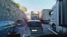 Camion cisterna ribaltato in A7: coda fino a 5 km tra Busalla e Genova