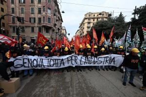 Ex Ilva: nuova assemblea, resta il presidio alla stazione di Cornigliano in attesa del vertice a Roma