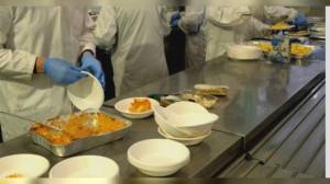 Genova, vermi nella pasta servita a scuola: scoppia il caso in cinque primarie. In corso verifiche su centro cottura e forniture