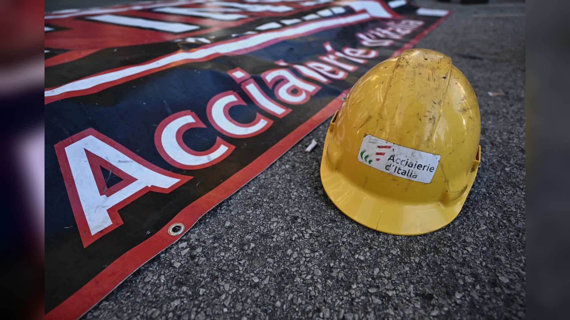 Ex Ilva, tensioni tra sindacati. Uilm: "Calci e pugni a nostri dirigenti da uomini con felpa Fiom". Palombo: "No comment, ci sono sedi opportune"