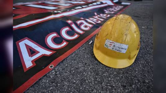 Ex Ilva, tensioni tra sindacati. Uilm: "Calci e pugni a nostri dirigenti da uomini con felpa Fiom". Palombo: "No comment, ci sono sedi opportune"