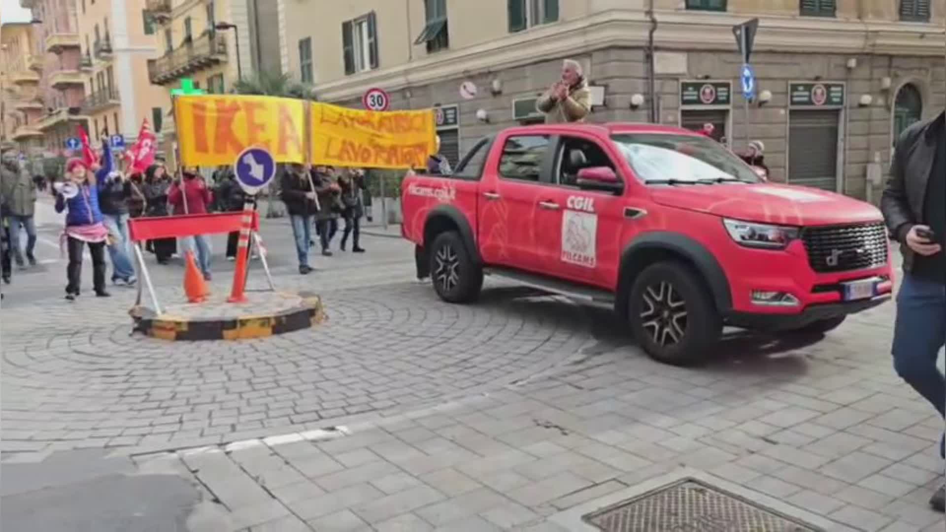Ikea, lavoratori in agitazione per rinnovo contratto si uniscono alla protesta dei dipendenti ex Ilva. Ikea fornisce chiarimenti