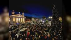 Sestri Levante accende il Natale: in centinaia alla sfilata e alla cerimonia dell’albero in Piazza Matteotti