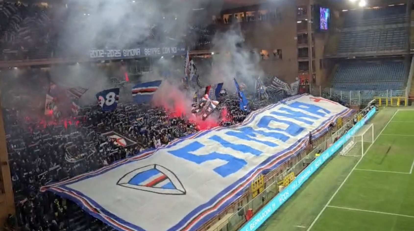 Sampdoria-Carrarese LIVE 0-1, l'ex Abiuso gela la Sud dopo cento secondi, fumogeni in campo e gioco interrotto per alcuni minuti