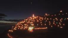 Manarola si illumina di magia: acceso il grande presepe luminoso di Mario Andreoli