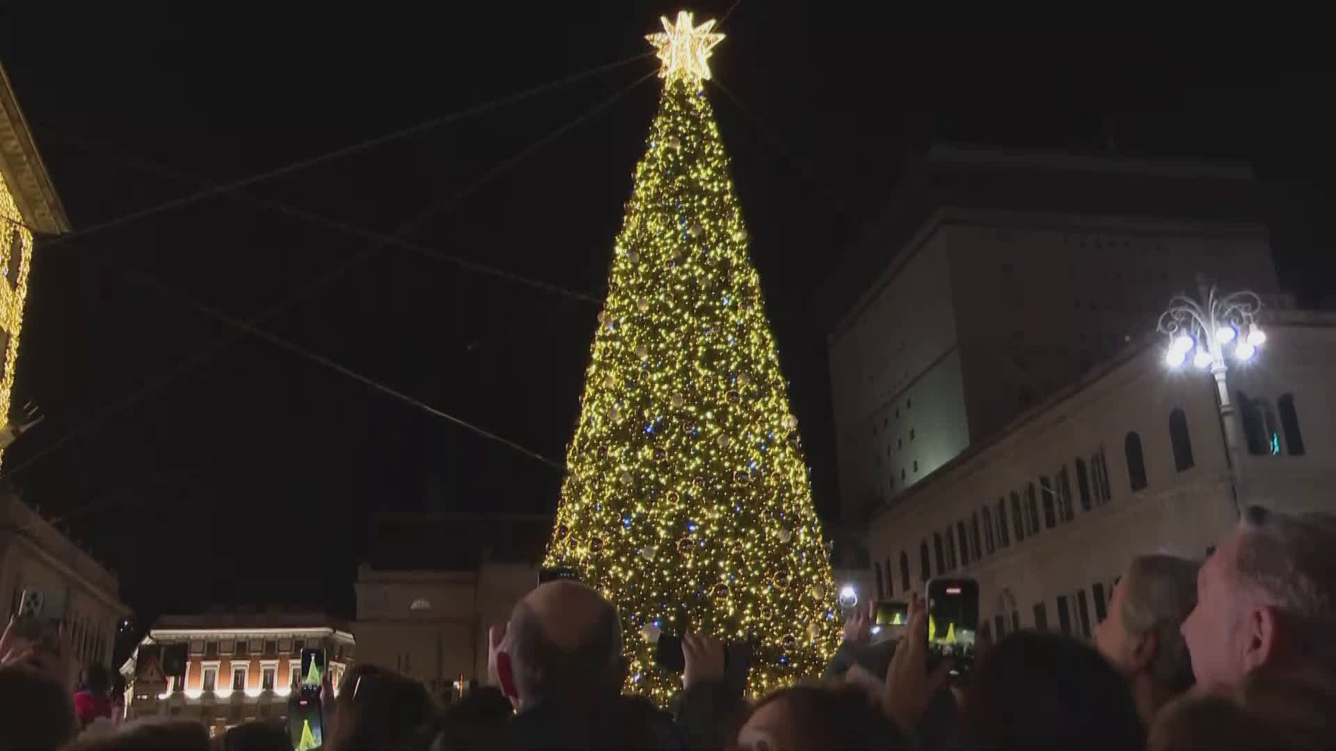 Genova accende l'albero di Natale. Bucci: "A giorni sarò nonno, gioia speciale". Salis: "Una festa per i bambini"