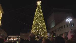 Genova accende l'albero di Natale. Bucci: "A giorni sarò nonno, gioia speciale". Salis: "Una festa per i bambini"