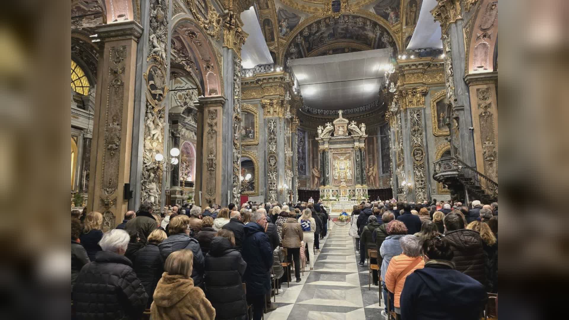 Addio a Sandro Giacobbe: anche artisti e calciatori nella cattedrale di Chiavari, gremita di amici e semplici fans