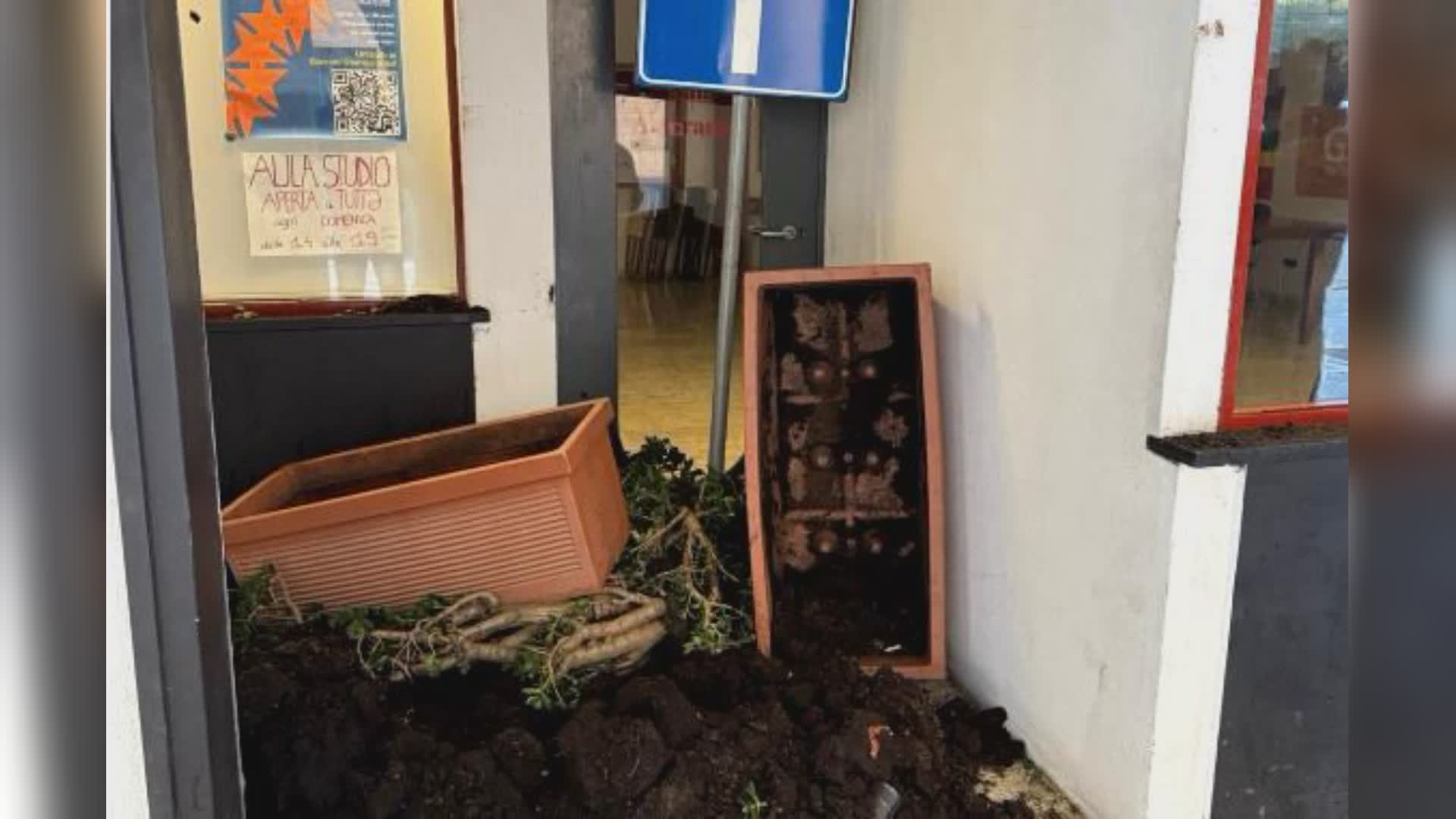 Chiavari, raid contro sede Pd, confessano gli autori: "Non siamo fascisti, eravamo solo ubriachi"