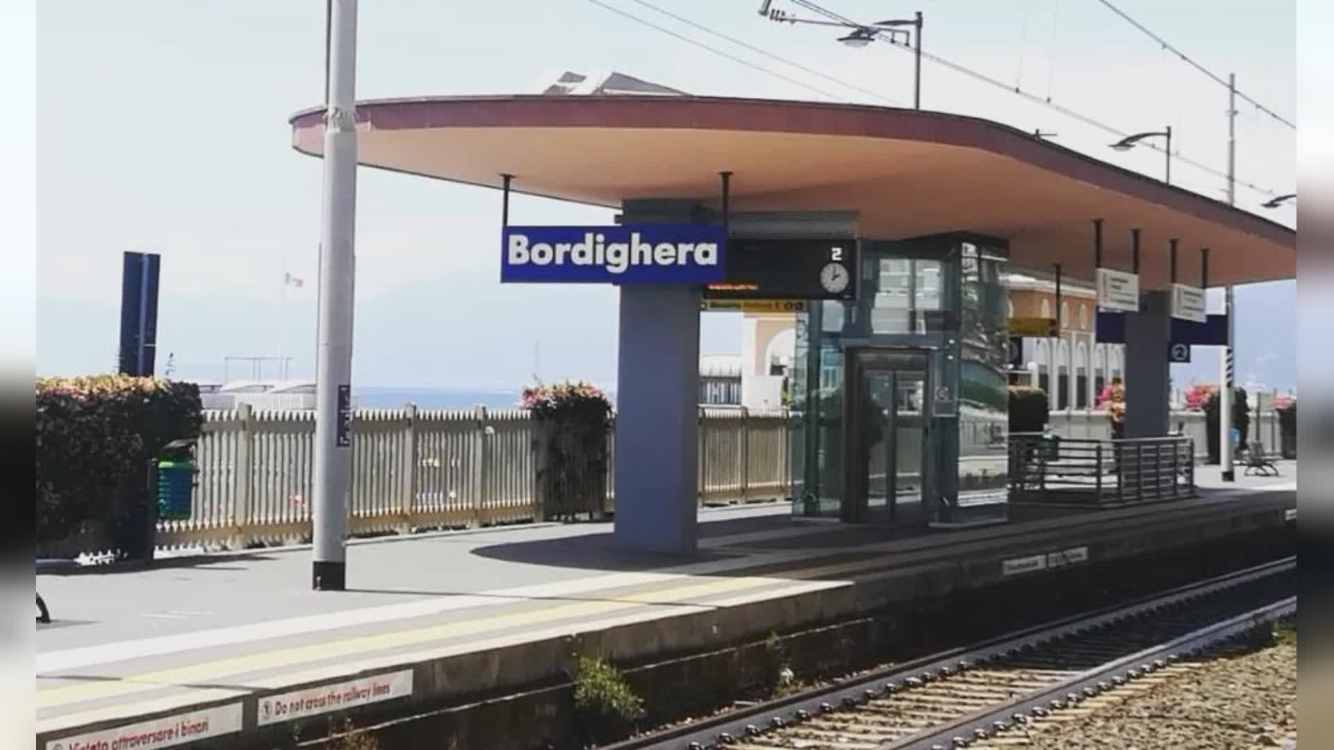 Bordighera, gazebo di Forza Italia montato da operai comunali: il sindaco revoca le deleghe all’assessore Baldassarre