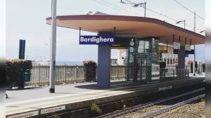 Bordighera, gazebo di Forza Italia montato da operai comunali: il sindaco revoca le deleghe all’assessore Baldassarre