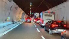 Auto fuori controllo sull’A7: conducente illeso, traffico in coda per chilometri