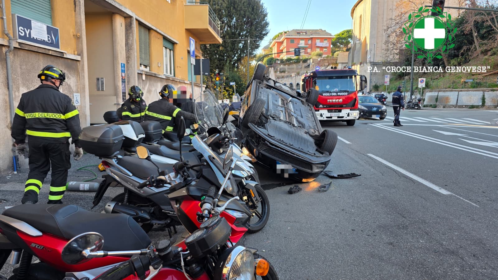 Genova, Incidente in via Gobetti: auto si ribalta, 69enne ferita lievemente