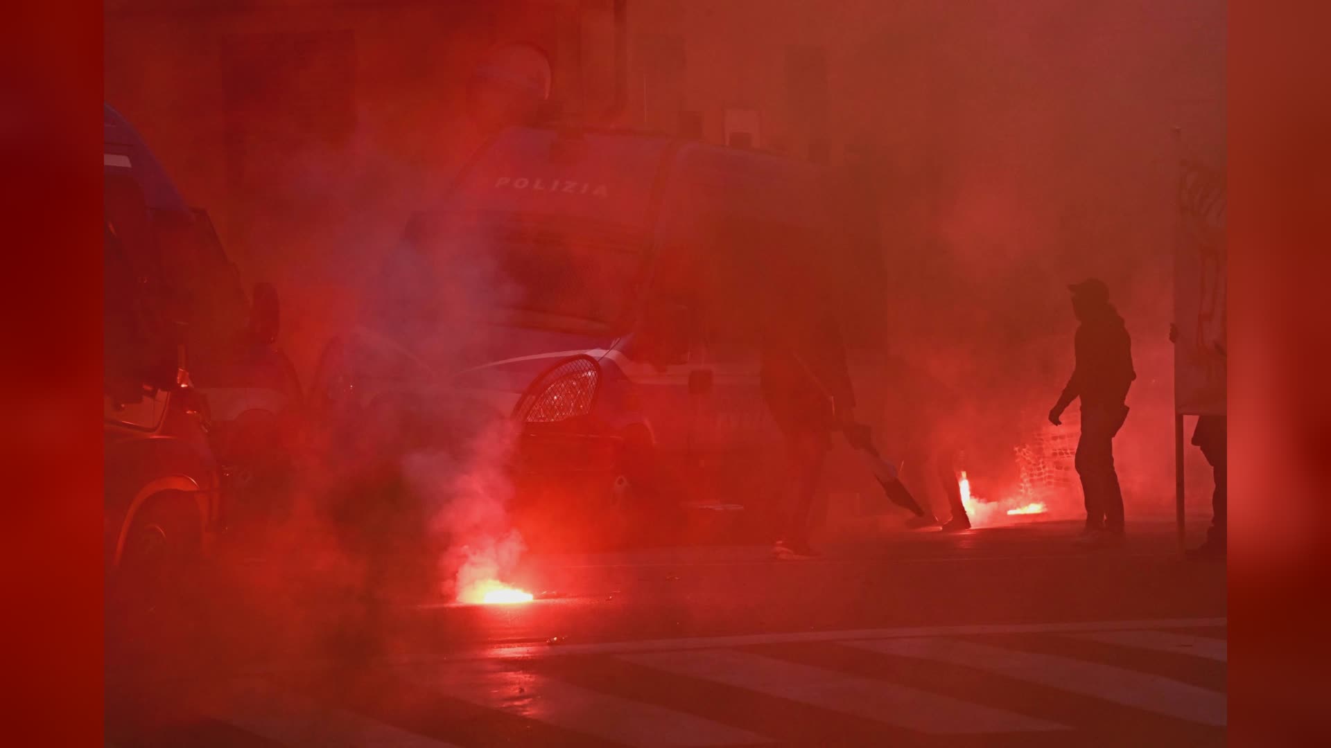 Genova: presidio antifascista in piazza Alimonda contro sede CasaPound, usati petardi e fumogeni, divelta targa per Ugo Venturini