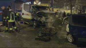 Incidenti tra tifosi a Marassi, auto e scooter a fuoco: devastazione, danni e feriti