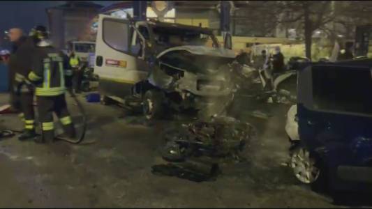 Incidenti tra tifosi a Marassi, auto e scooter a fuoco: devastazione, danni e feriti