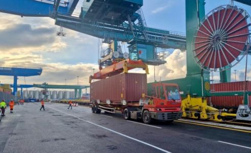 Genova, al terminal Psa di Pra' sono arrivate le sei nuove gru di piazzale elettriche